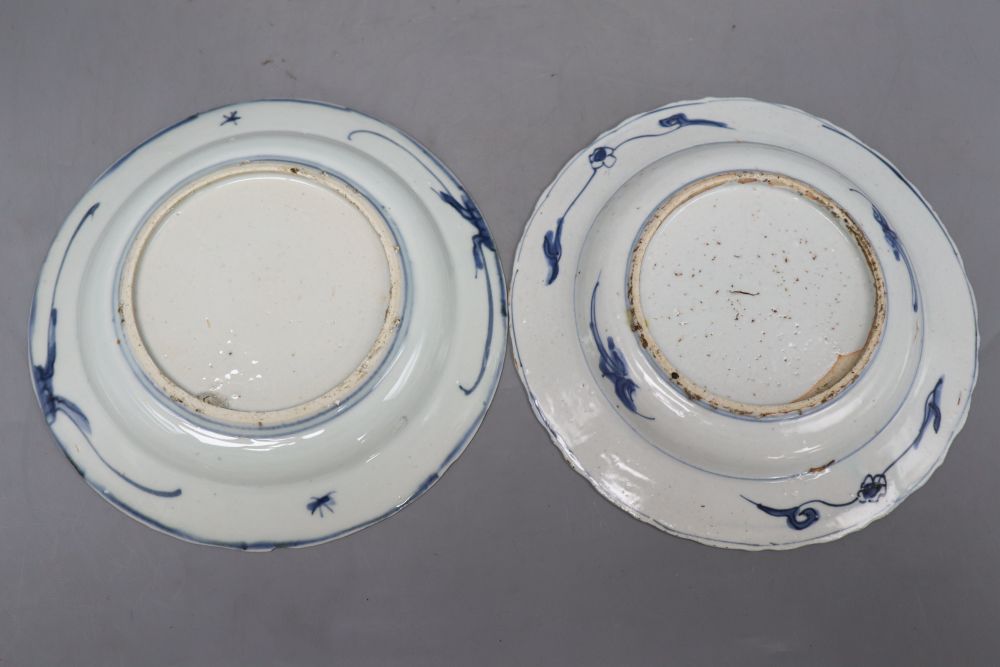 A pair of Chinese Kraak blue and white plates, Ming, diameter 20.5cm